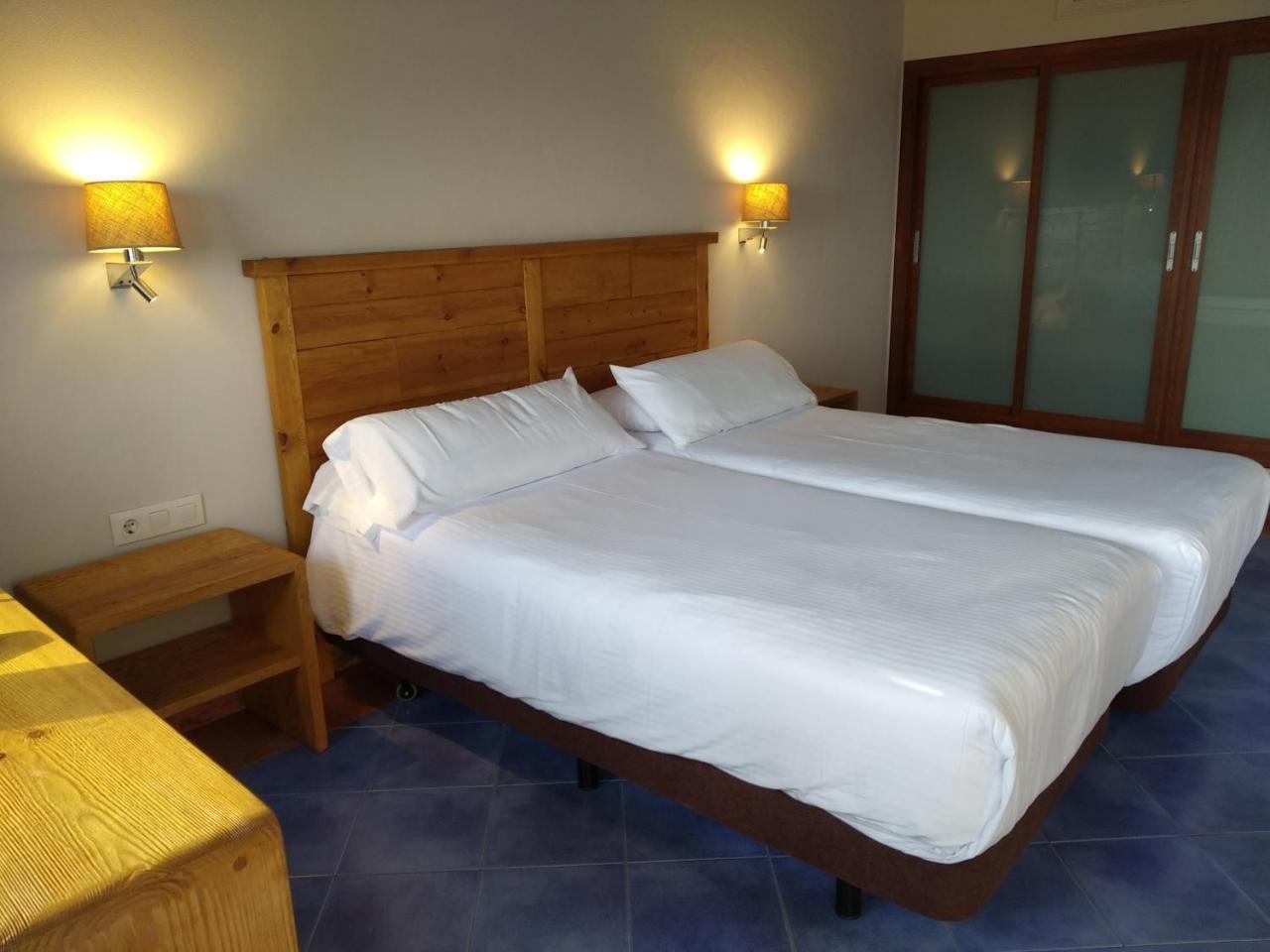 Beach Hotel Dos Mares Tarifa Bagian luar foto