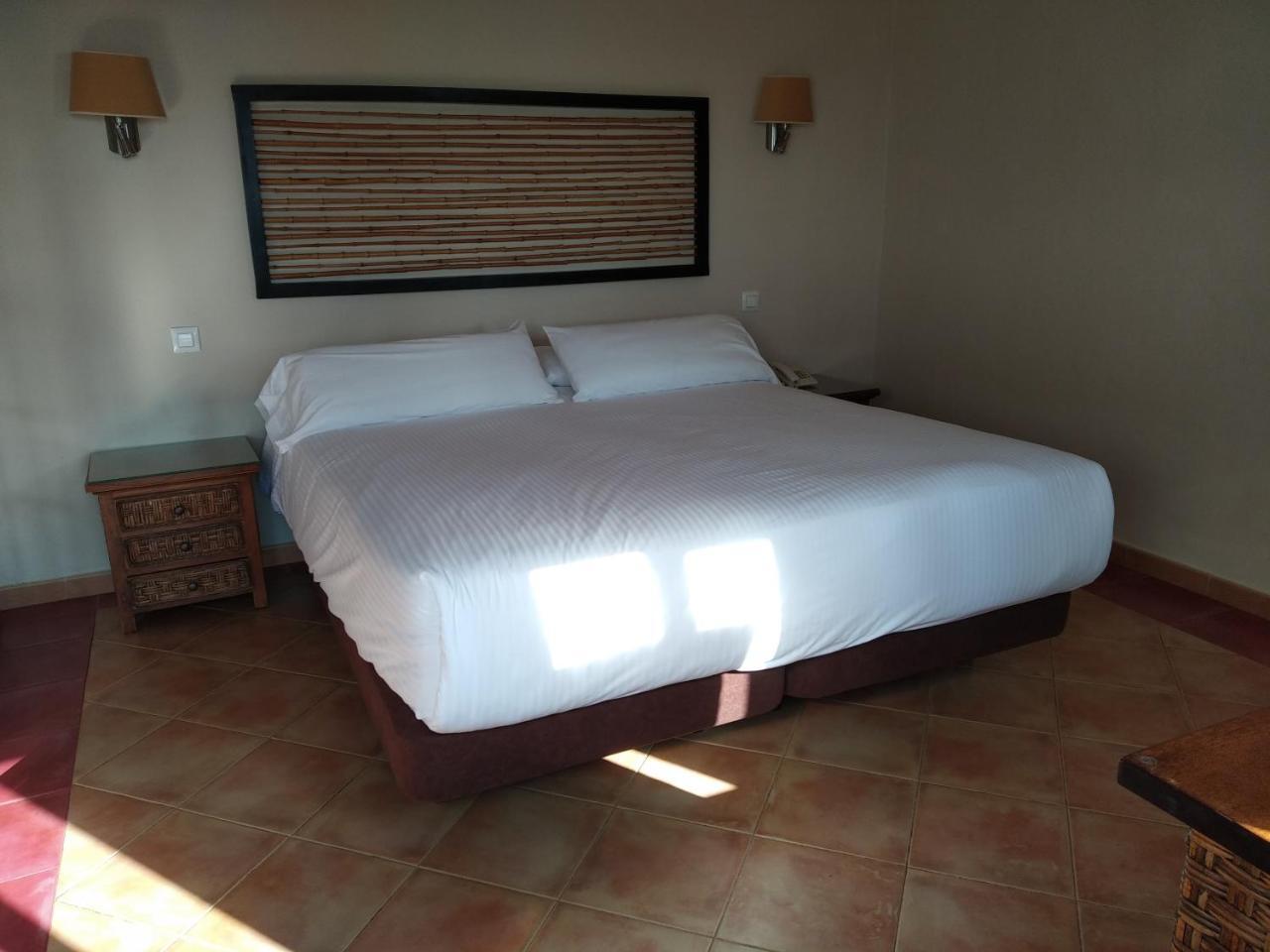 Beach Hotel Dos Mares Tarifa Bagian luar foto