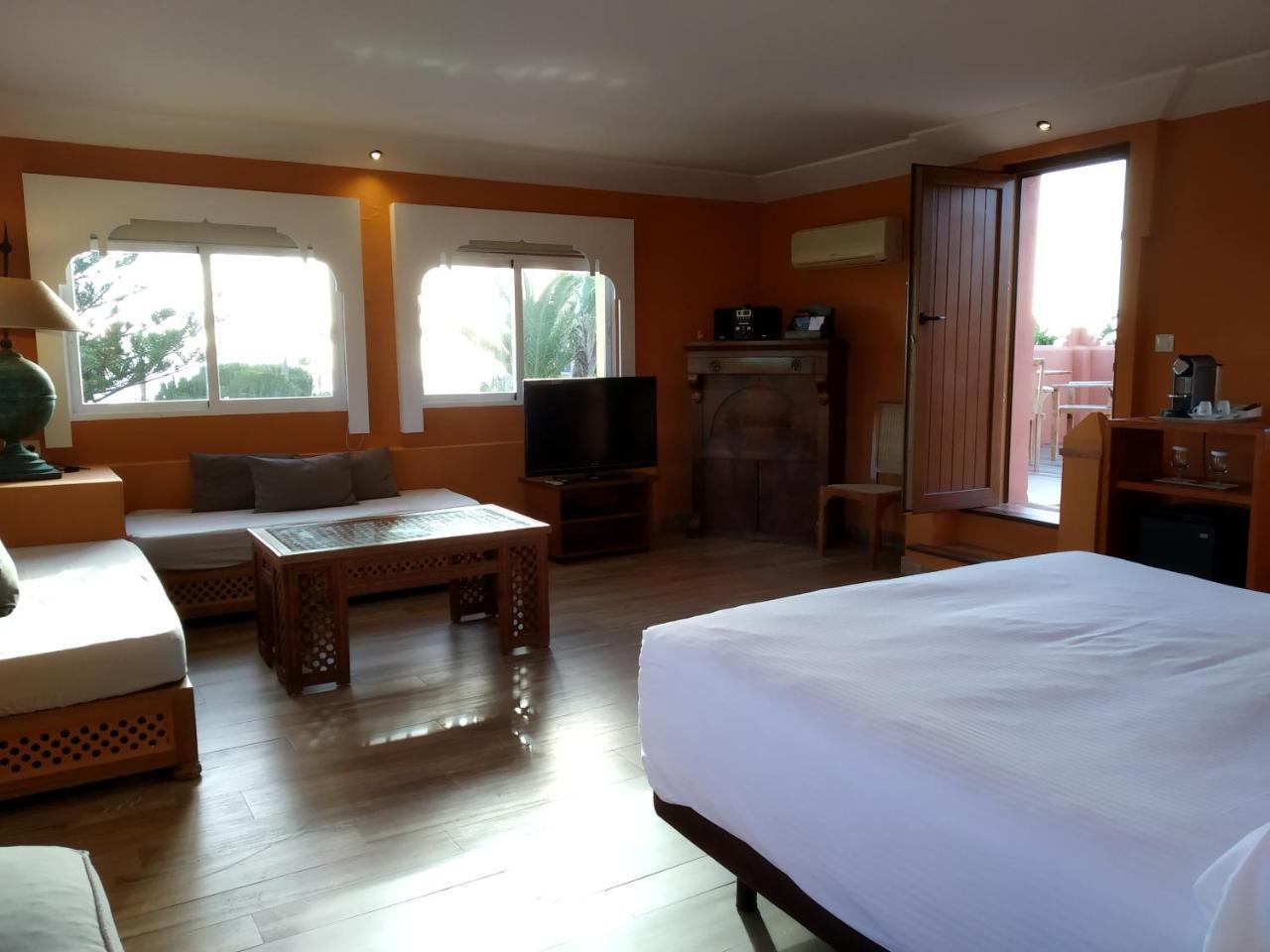 Beach Hotel Dos Mares Tarifa Bagian luar foto