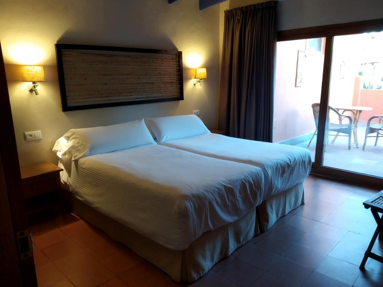 Beach Hotel Dos Mares Tarifa Bagian luar foto